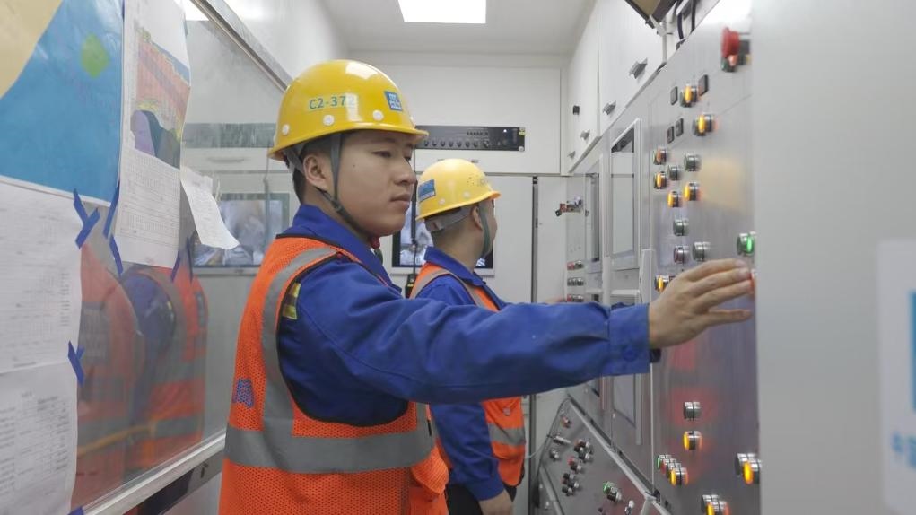 盾構(gòu)司機(jī)何曉波在駕駛室內(nèi)調(diào)試盾構(gòu)機(jī)參數(shù)。（劉芬攝）