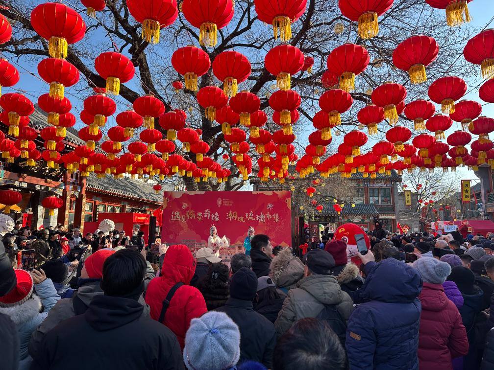 1月29日，市民游客在北京廠甸廟會(huì)感受濃濃年味。新華社記者 楊淑君 攝