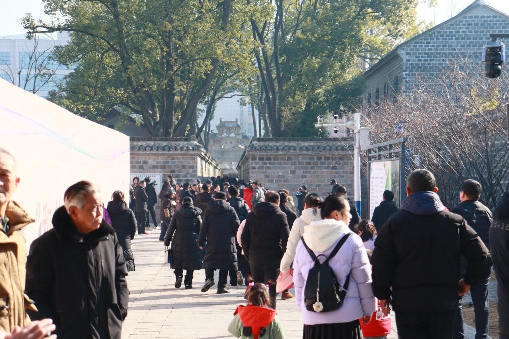 1月29日，游客在安徽省桐城市的六尺巷游覽。新華社記者 許諾 攝