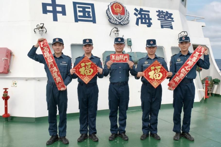 1月27日，中國海警海鷗艦執(zhí)法員們展示春聯(lián)福字，慶祝農(nóng)歷春節(jié)。