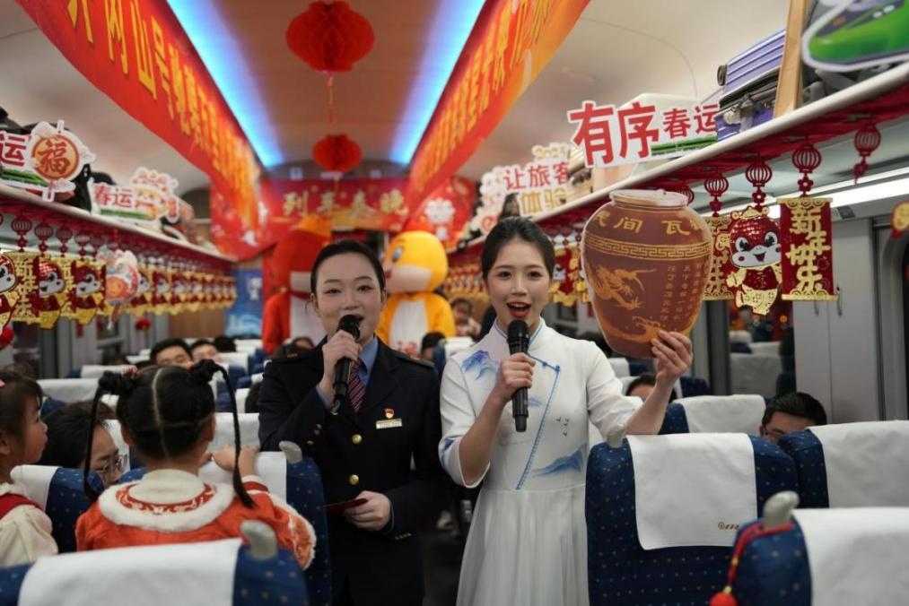 列車乘務(wù)員向旅客介紹江西美食——瓦罐湯。人民網(wǎng) 歐陽易佳攝