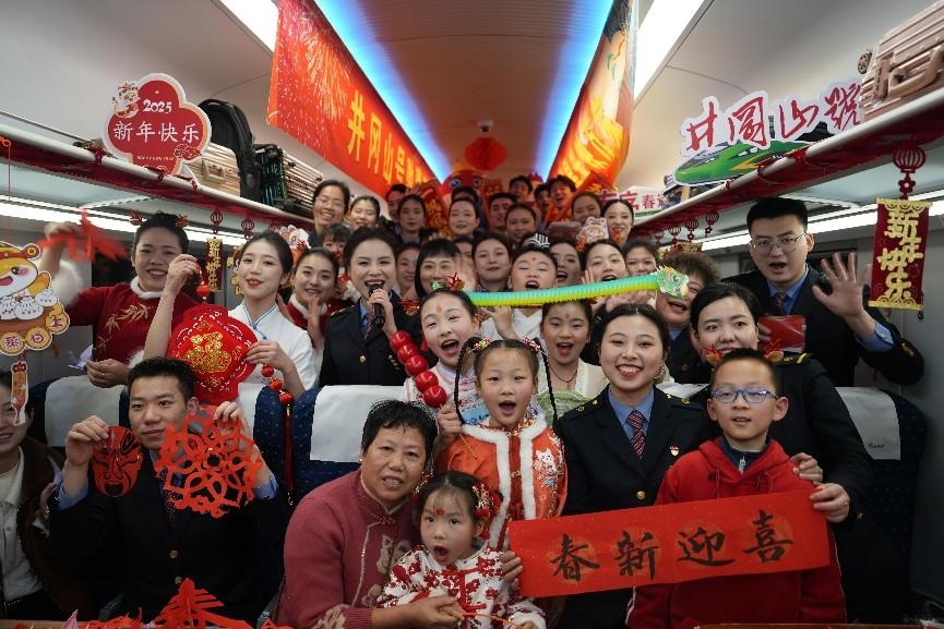 全體演職人員與旅客大合影。人民網(wǎng) 歐陽易佳攝