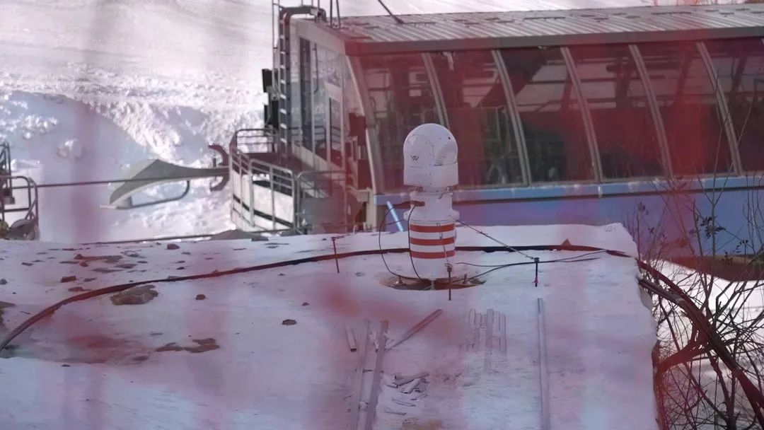 設(shè)在坡面障礙技巧和大跳臺雪道旁的激光測風(fēng)雷達(dá)。氣象部門供圖