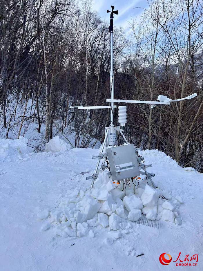 設(shè)置在賽道附近的便攜式自動氣象站。人民網(wǎng) 高清揚(yáng)攝