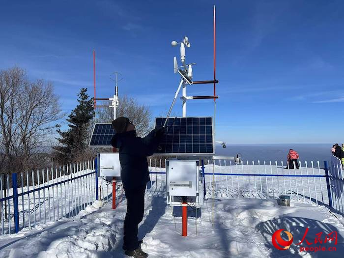 工作人員正在對氣象設(shè)備進(jìn)行日常維護(hù)。人民網(wǎng) 高清揚(yáng)攝