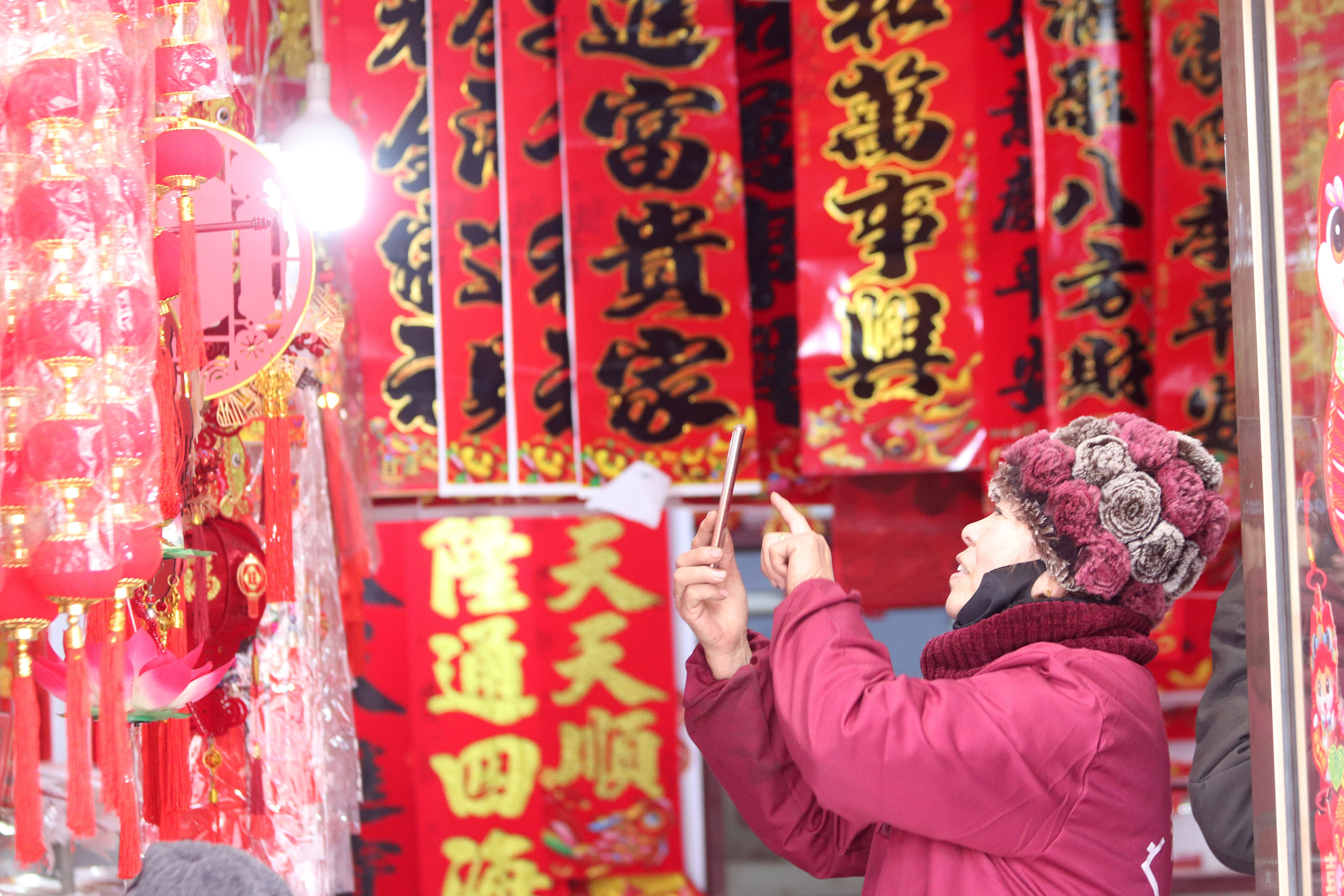 2025年1月5日，在山東省高密市夏莊鎮(zhèn)東李家村，商戶通過(guò)手機(jī)在網(wǎng)上推銷新春飾品。