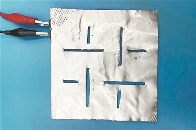 帶有矩形孔的袋式電池。圖片來源：英國《新科學(xué)家》雜志網(wǎng)站