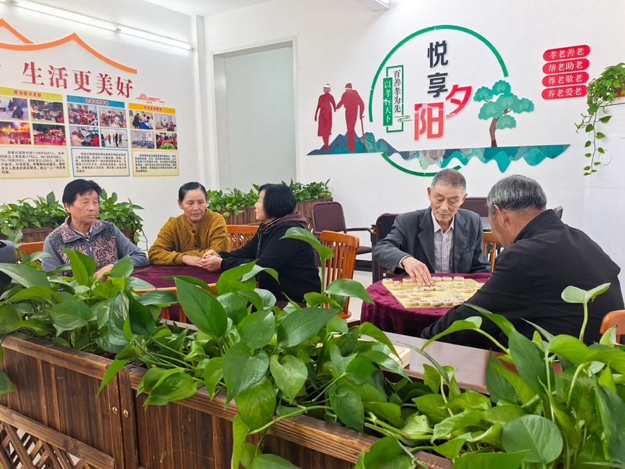 圖為湖北省咸寧市嘉魚縣潘家灣鎮(zhèn)四邑村養(yǎng)老服務驛站一角（2024年11月5日攝）。新華社記者 肖藝九 攝