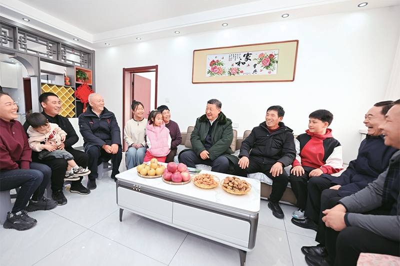 2025年1月22日至24日，中共中央總書記、國家主席、中央軍委主席習近平冒著嚴寒來到遼寧，看望慰問基層干部群眾。這是22日下午，習近平在葫蘆島市綏中縣明水滿族鄉(xiāng)祝家溝村考察時，同村民王寶維一家圍坐一起拉家常。 新華社記者 謝環(huán)馳/攝