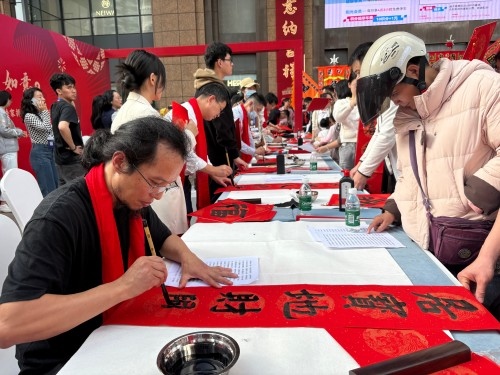 活動(dòng)現(xiàn)場(chǎng)贈(zèng)送春聯(lián)和福字。人民網(wǎng) 陳葉欣攝