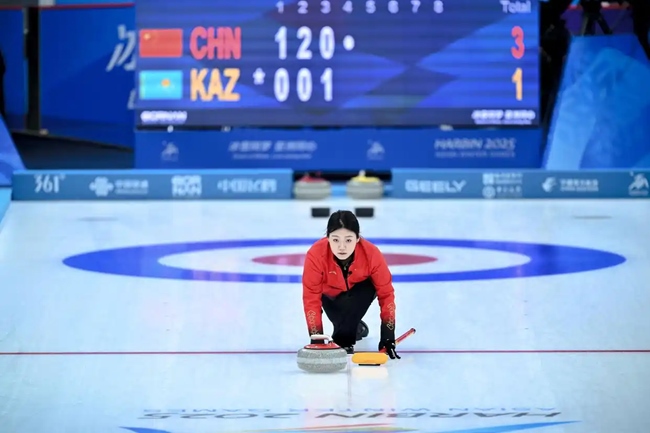 2月4日，中國隊選手韓雨在比賽中擲壺。新華社記者 江漢 攝