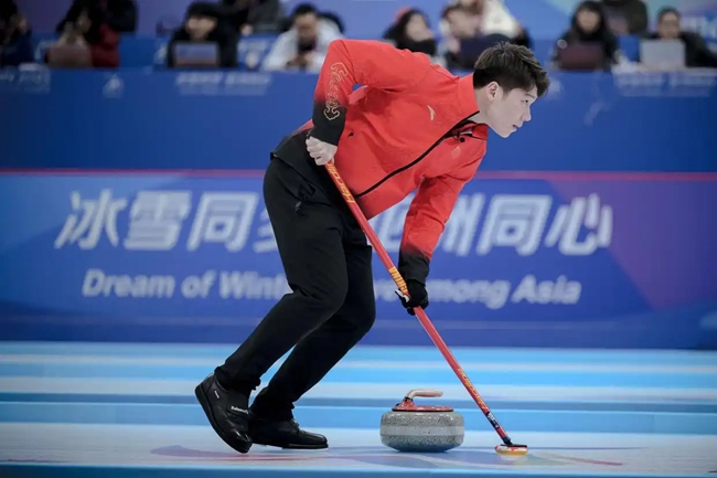 2月4日，中國隊選手王智宇在比賽中擦冰。新華社記者 江漢 攝