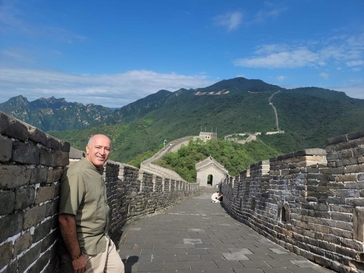 瓦里夫·庫(kù)邁哈在游覽長(zhǎng)城時(shí)留影。受訪者供圖