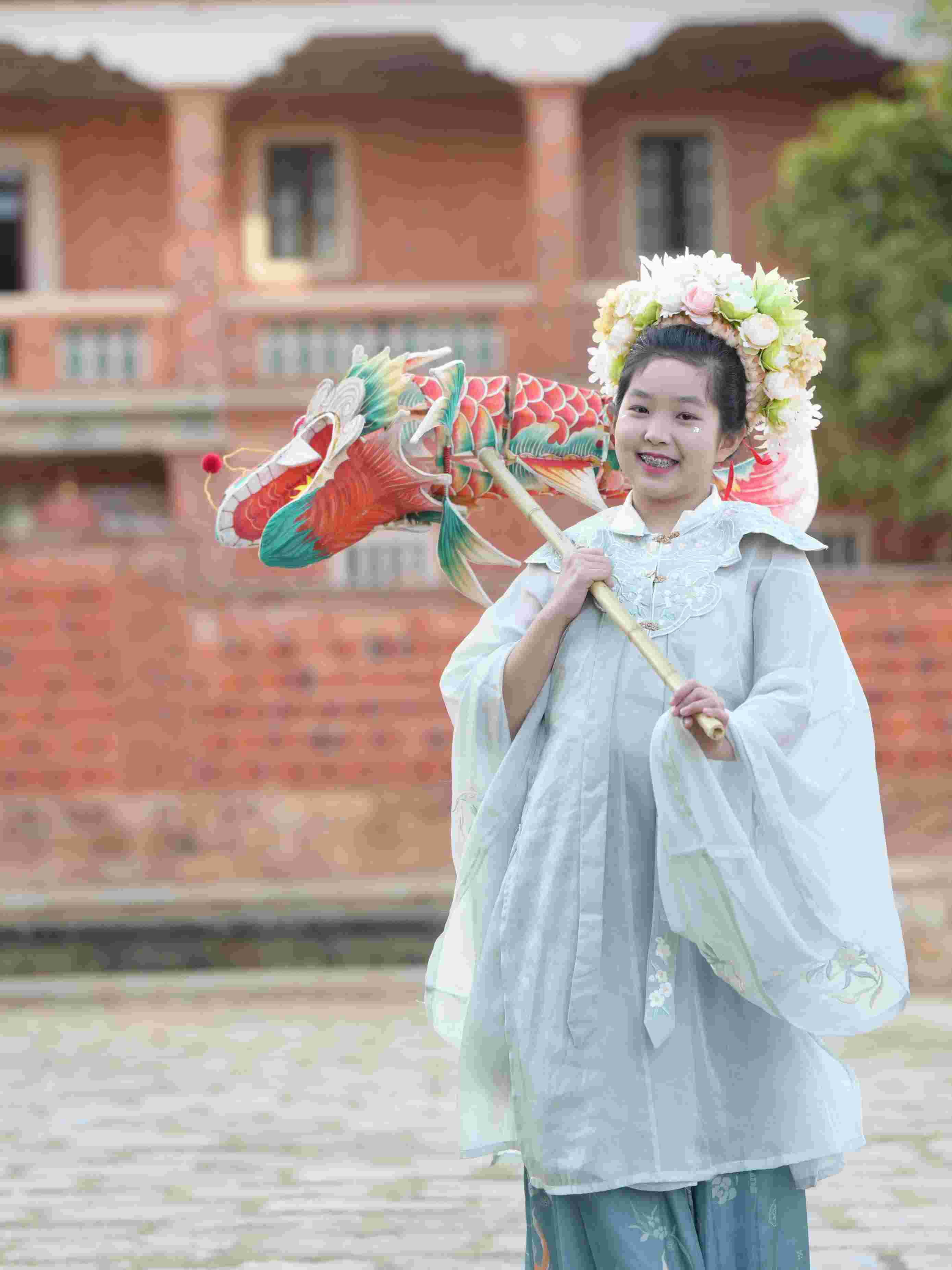 在泉州，沈女士為女兒拍下頭戴簪花的照片。受訪者供圖