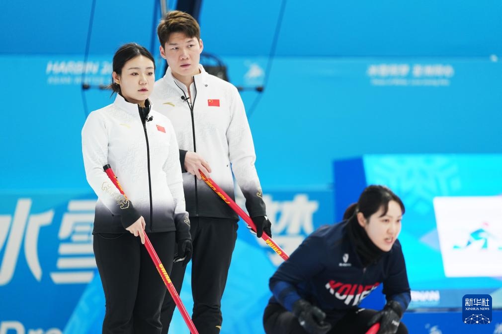 2月6日，中國隊(duì)選手王智宇（中）、韓雨（左）在比賽中。新華社記者 王松 攝