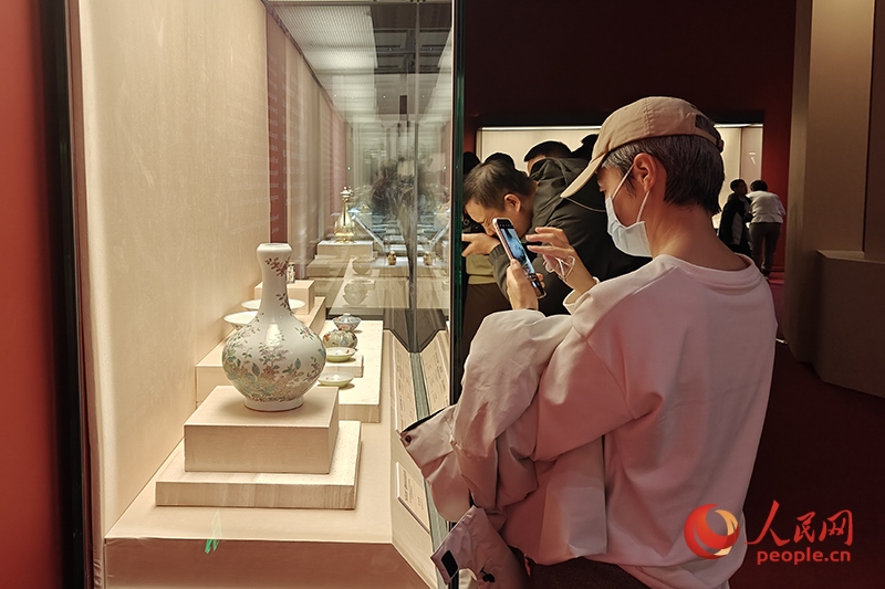 觀眾正在中國國家博物館參觀展覽。人民網(wǎng)記者 韋衍行攝