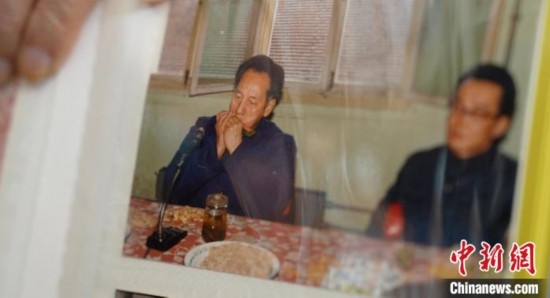 2月7日，劉潤(rùn)林展示1986年黃旭華(左)在同樂會(huì)上吹口琴的老照片。中新社記者 鄒浩 攝