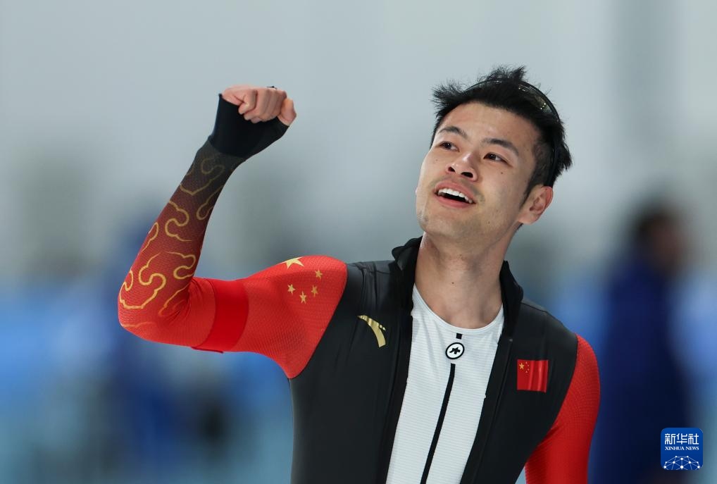 2月8日，寧忠?guī)r慶祝奪冠。新華社記者 王楷焱 攝