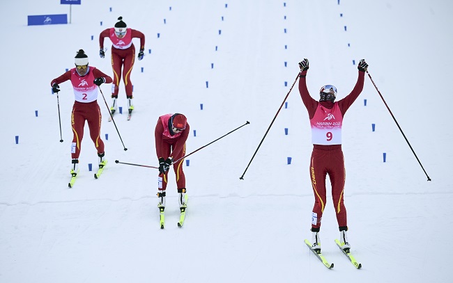 2月8日，李磊（右一）沖過終點后慶祝奪冠。新華社記者 張龍攝