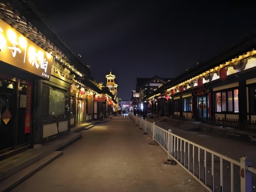 道歉公告發(fā)布后，夜晚10時(shí)的古城。人民網(wǎng)記者 黃鈺攝