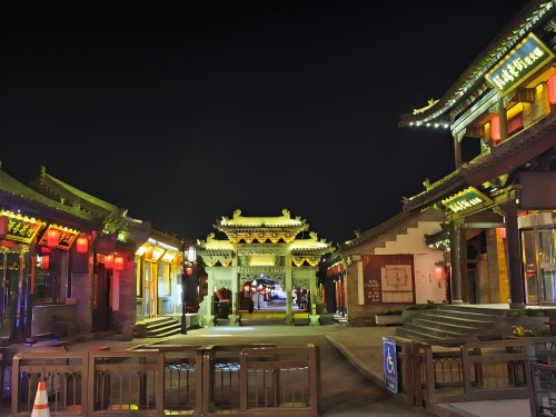 道歉公告發(fā)布后，凌晨5時(shí)的古城。人民網(wǎng)記者 黃鈺攝