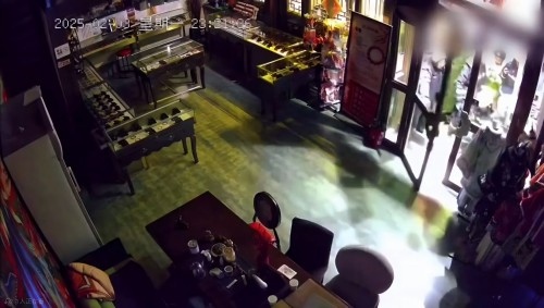 網(wǎng)傳“破門亮燈”畫(huà)面。網(wǎng)絡(luò)視頻截圖