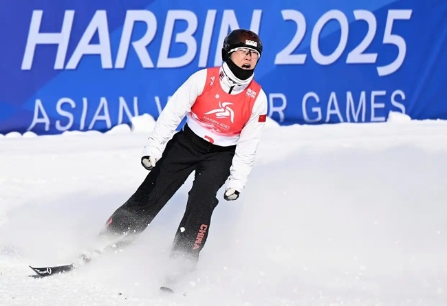 2月9日，徐夢桃在完成動作后慶祝。新華社記者 夏一方攝