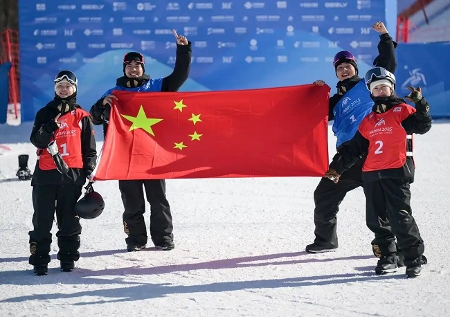 2月10日，中國(guó)隊(duì)選手張小楠、楊文龍、姜鑫杰與熊詩(shī)芮（從左至右）在比賽后慶祝。新華社記者 楊青攝