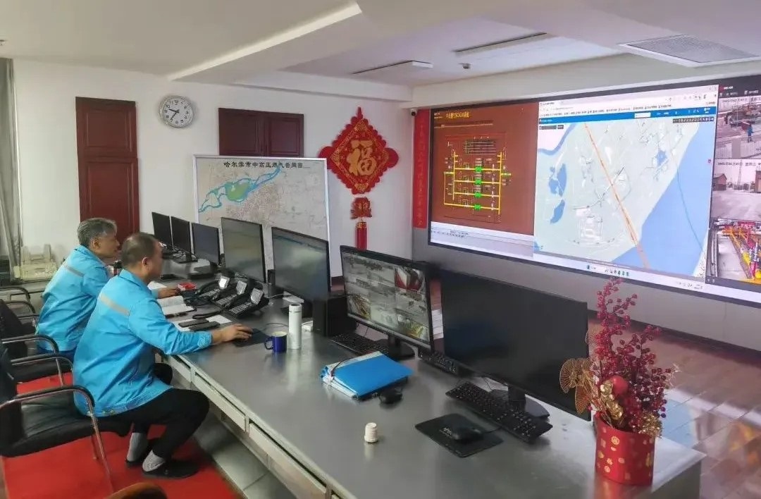 工作人員在燃?xì)庹{(diào)度中心值守。受訪者供圖