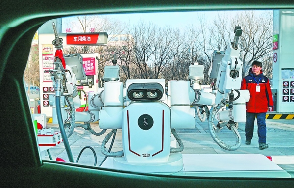 智能加油機(jī)器人在加能站工作。受訪者供圖