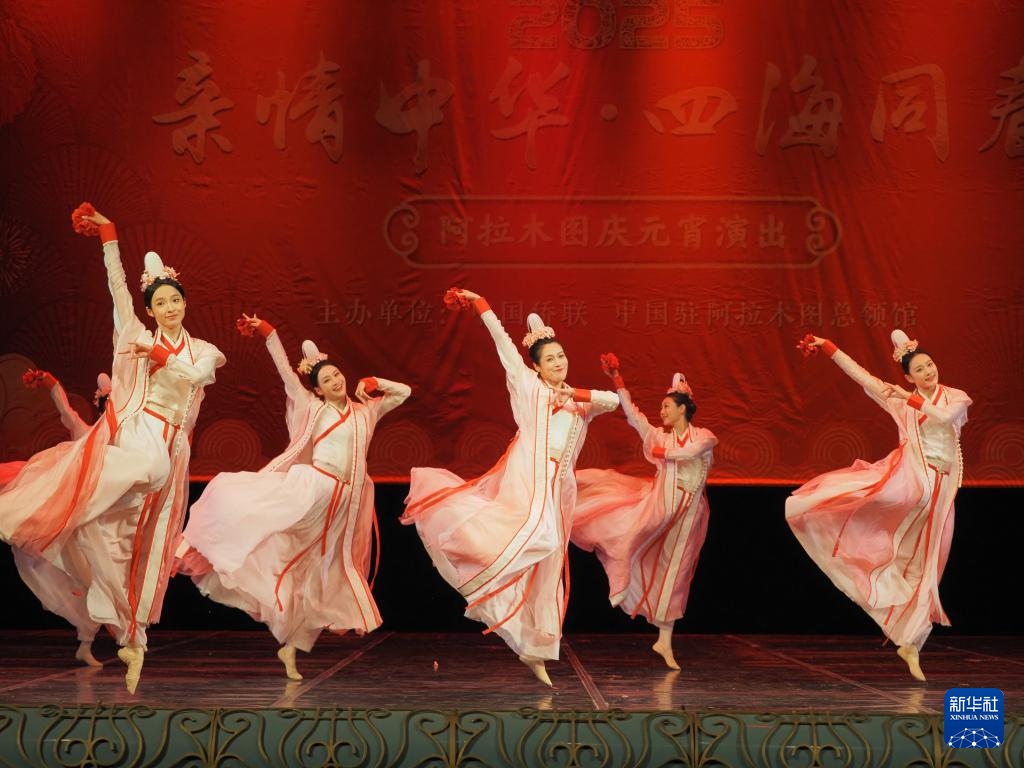 2月11日，在哈薩克斯坦阿拉木圖的阿拜國家歌劇和芭蕾舞劇院，中國演員表演舞蹈《元日霓裳》。新華社記者 趙宇 攝