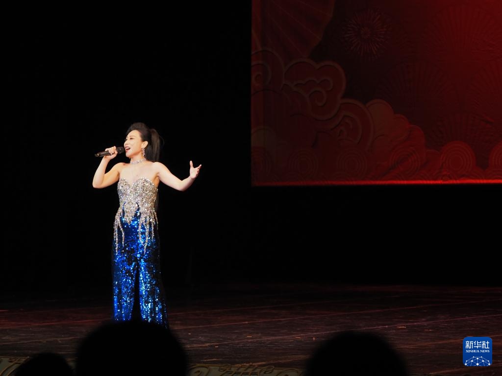2月11日，歌手在哈薩克斯坦阿拉木圖的阿拜國家歌劇和芭蕾舞劇院演唱歌曲。新華社記者 趙宇 攝