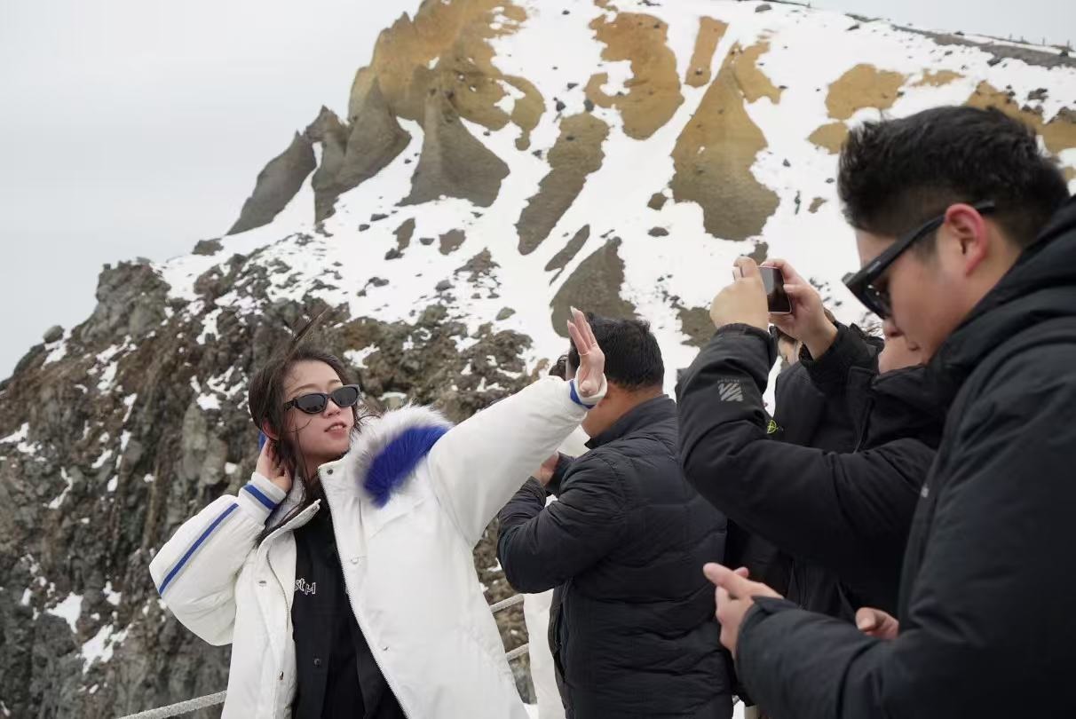 長白山天池旁游客拍照留念。人民網(wǎng) 皇甫萬里攝