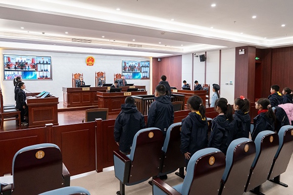 圖③：同學(xué)們開展模擬法庭活動。
