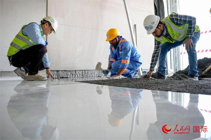 鋪地磚。人民網(wǎng)塔里克·易卜拉欣攝