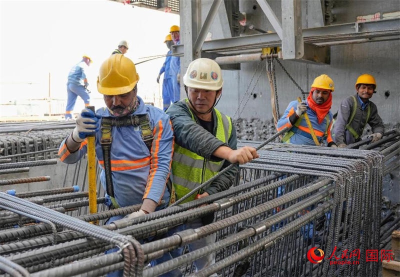 扎鋼筋。人民網(wǎng)塔里克·易卜拉欣攝