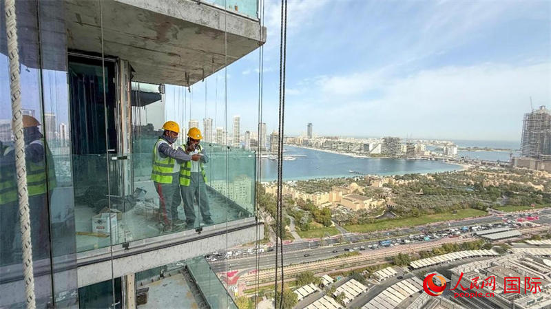 工人正在高層作業(yè)。人民網(wǎng)塔里克·易卜拉欣攝