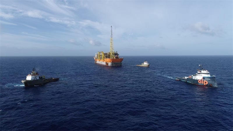 布濟(jì)烏斯七期項(xiàng)目浮式生產(chǎn)儲(chǔ)卸油裝置抵達(dá)油田區(qū)域。巴西國(guó)家石油公司供圖