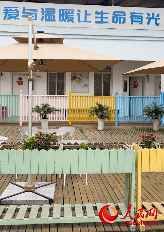 為讓“老小孩”住著開(kāi)心，南泉鎮(zhèn)衛(wèi)生院設(shè)計(jì)成幼兒園風(fēng)格。人民網(wǎng) 陳葉欣攝