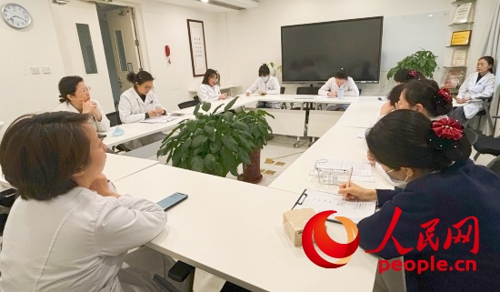 交班會(huì)上，海淀醫(yī)院安寧療護(hù)團(tuán)隊(duì)討論患者和家屬需求。人民網(wǎng)記者 金慧慧攝