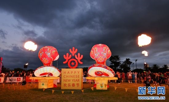 圖為游客在2025年奧克蘭元宵燈節(jié)游覽。（圖片由奧克蘭中國(guó)文化中心提供）