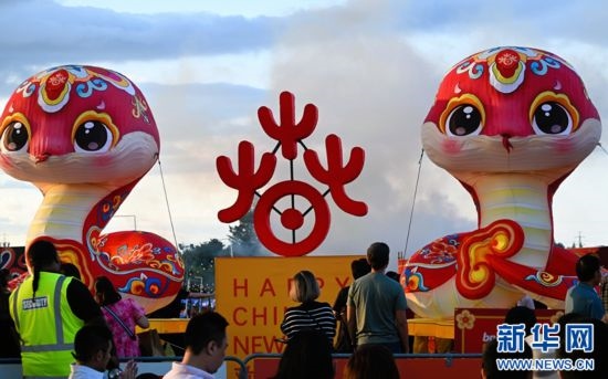 圖為游客在2025年奧克蘭元宵燈節(jié)游覽。（圖片由奧克蘭中國(guó)文化中心提供）