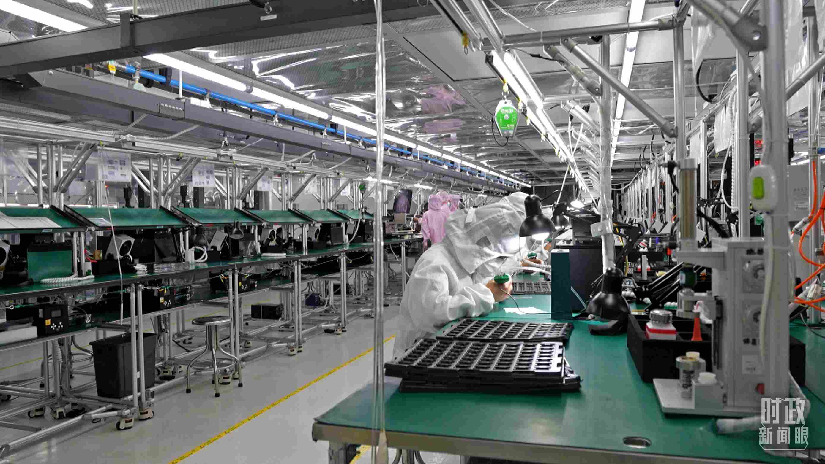 △四川省宜賓市極米光電有限公司的無塵車間光機組裝線。（總臺央視記者范學(xué)禹拍攝）