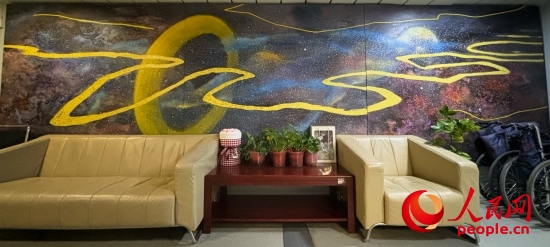 清華長庚醫(yī)院掛著一幅名為“生命長河”的畫，家屬將離世親人的名字寫在上面。人民網(wǎng) 陳葉欣攝