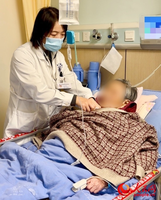 廖澤燕為張婆婆聽診。人民網(wǎng)記者 金慧慧攝