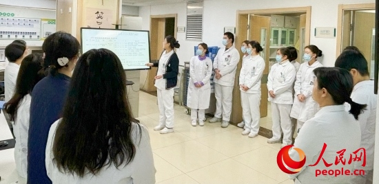 華西第四醫(yī)院姑息醫(yī)學(xué)科交班會上，護(hù)士介紹患者情況。人民網(wǎng)記者 金慧慧攝