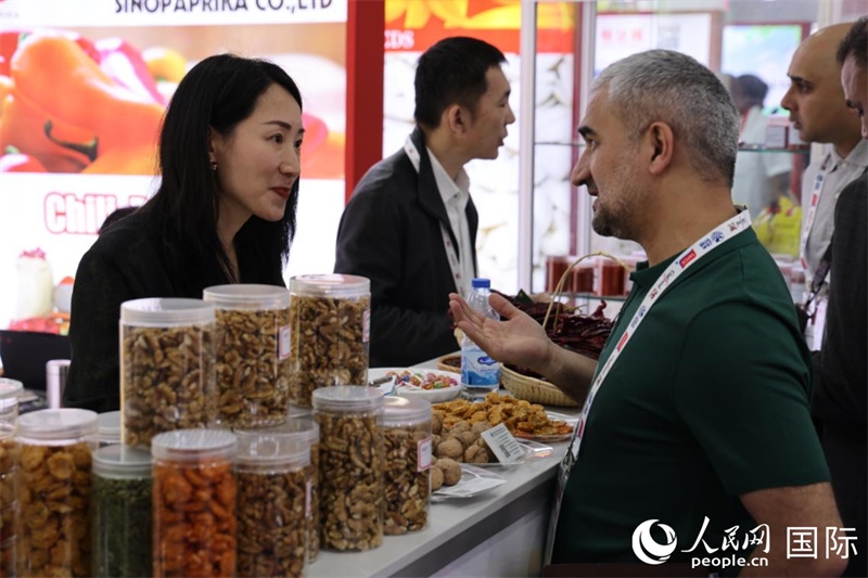 中外商家在第三十屆海灣食品展上交流。人民網(wǎng)記者 張志文攝