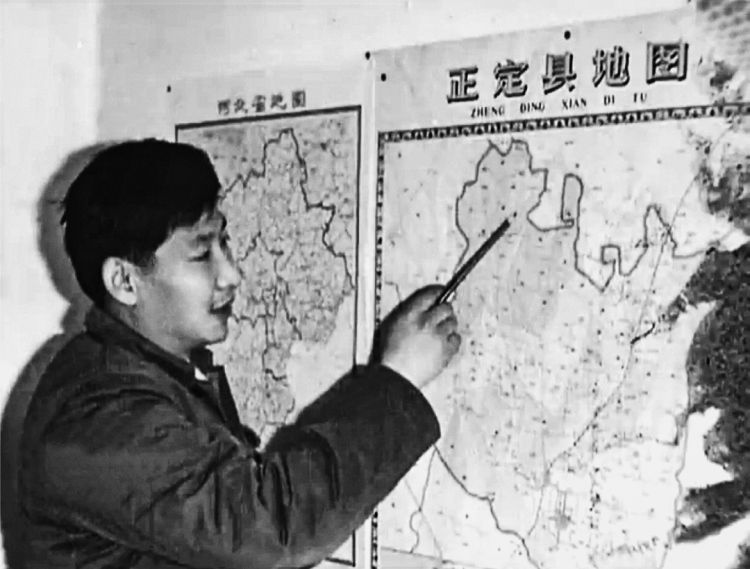習(xí)近平在辦公室地圖前謀劃正定的發(fā)展。（圖源：《讓群眾過上好日子——習(xí)近平正定足跡》）