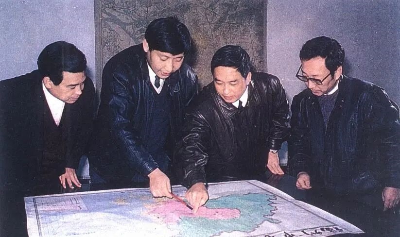 1991年12月，習(xí)近平與同事討論福州市戰(zhàn)略規(guī)劃設(shè)想。（圖源：《習(xí)近平在福州》）