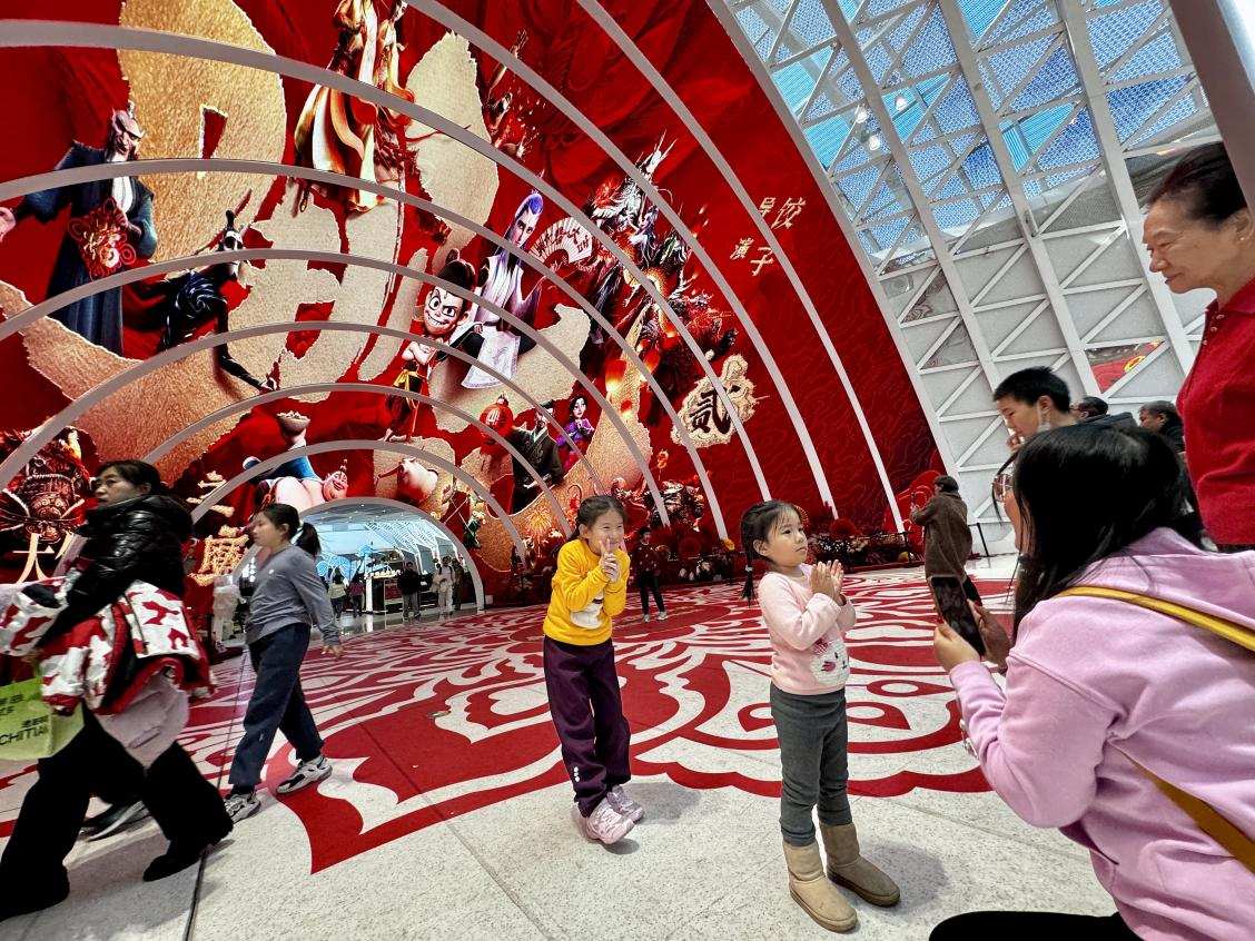 乙巳蛇年春節(jié)期間，影迷在《哪吒之魔童鬧?！肪薹笄芭恼沾蚩?。